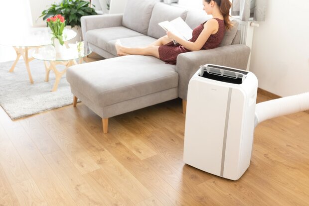 Sencor SAC MT1230C mobiele airco 12000 BTU energielabel A wit in woonkamer