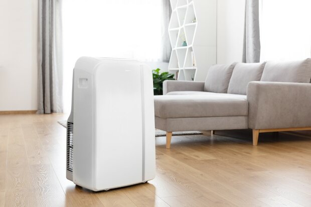 Sencor SAC MT1230C mobiele airco 12000 BTU energielabel A wit in woonkamer