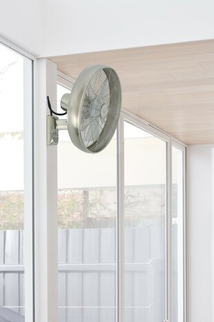 Beacon Breeze wandventilator geborsteld chroom 41 cm 213126EU bevestigd aan wand